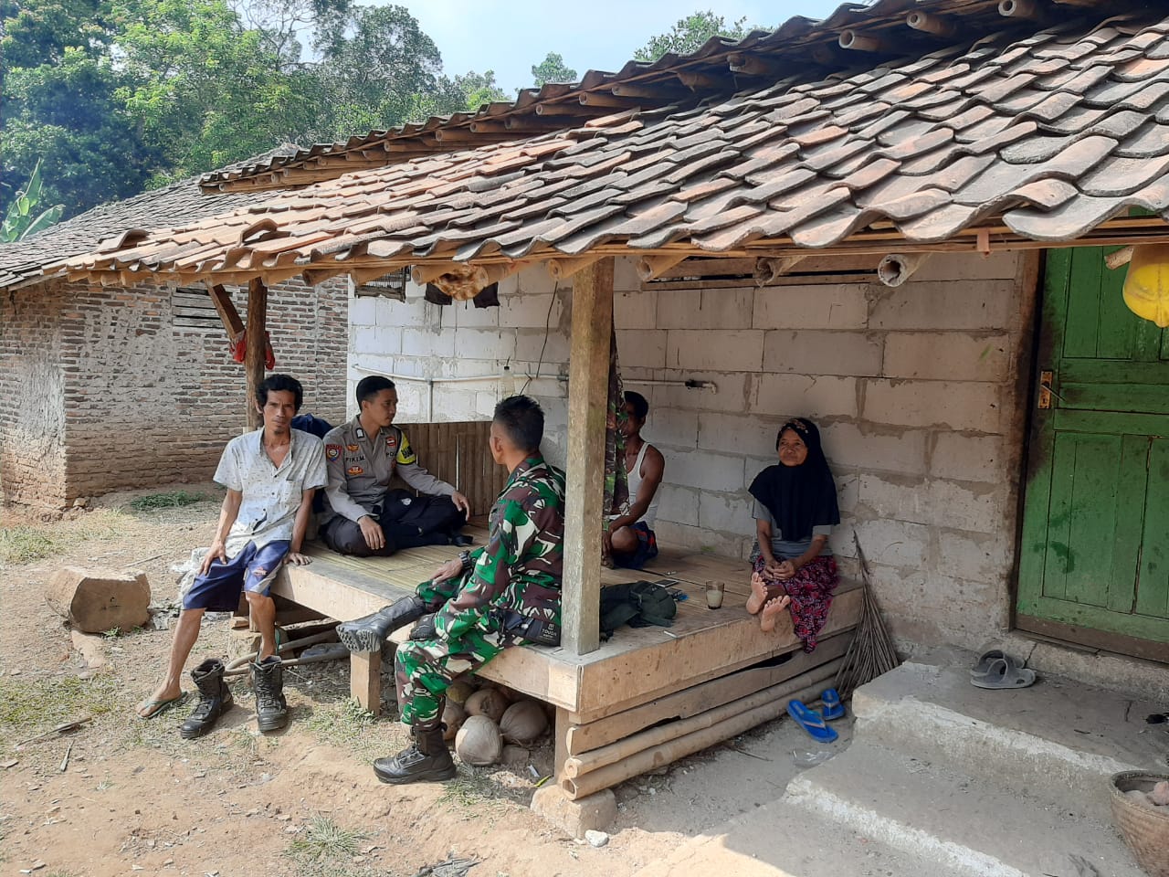 Sinergitas TNI – Polri, Bhabinkamtibmas Polsek Petir Polres Serang Dengan Koramil Petir Melaksanakan Sambang Ke Desa Binaannya