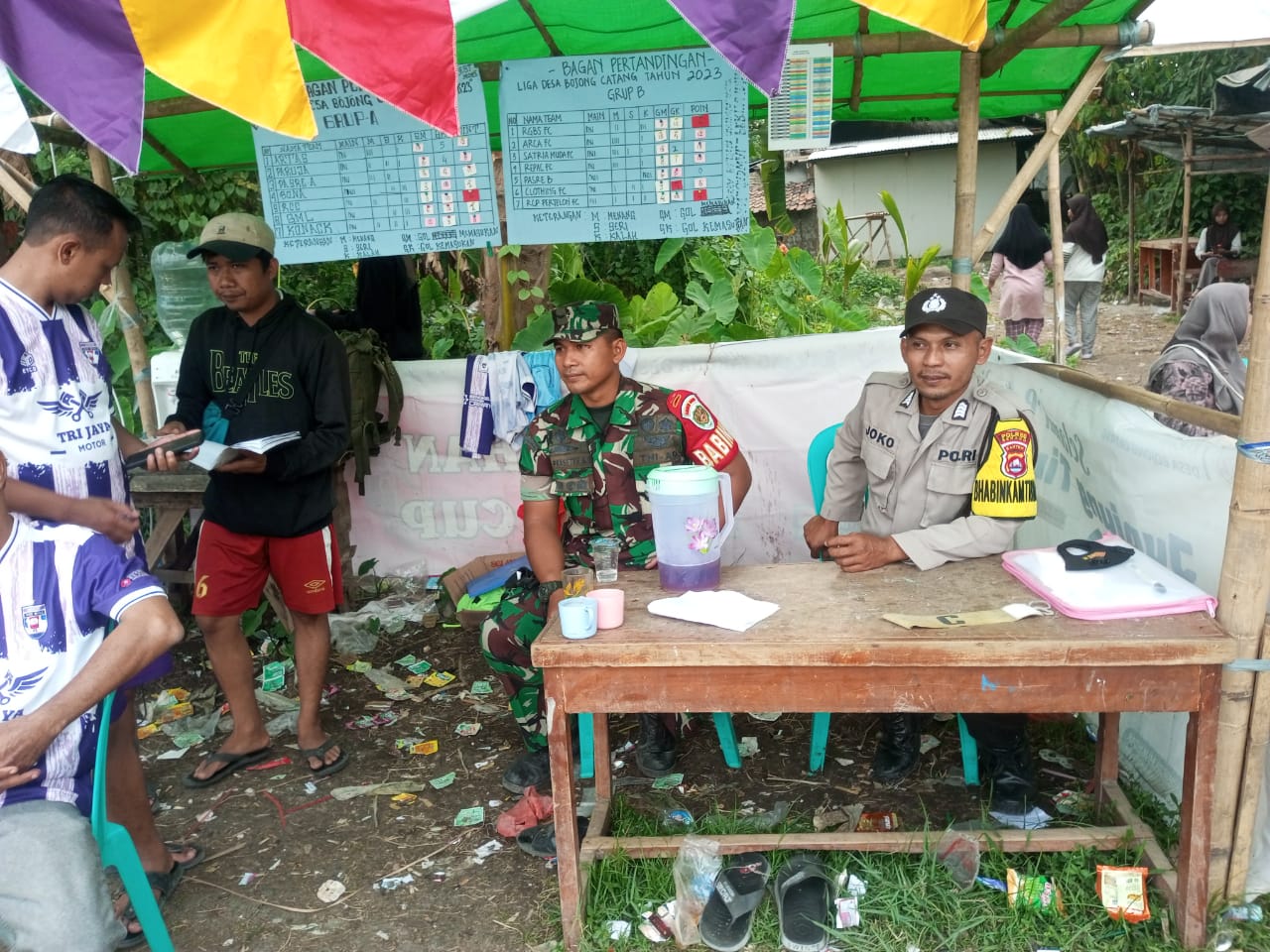 Sinergitas TNI – Polri, Bhabinkamtibmas Polsek Petir Polres Serang dan Babinsa Koramil Petir Laksanakan Pengamanan Turnamen Sepak Bola