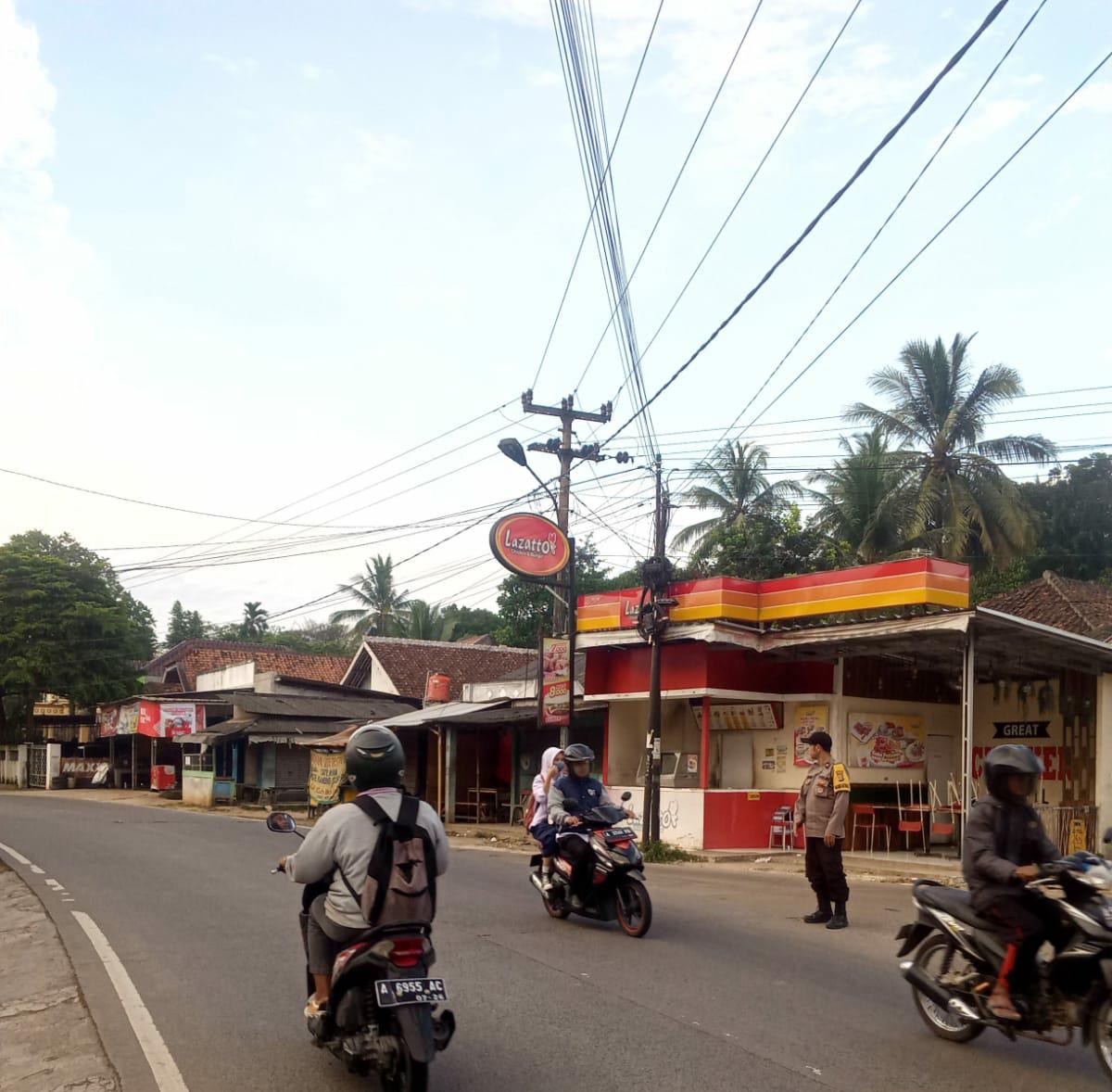 Dalam Memberikan Pelayanan Kemasyarakat oleh Anggota Polsek Petir Polres Serang Strong Poin Pagi