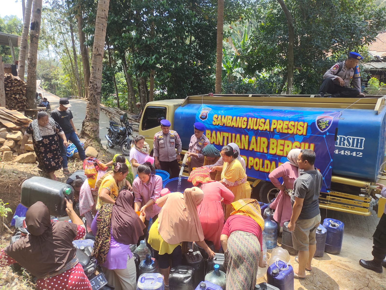 Ditpolairud Polda Banten Berikan Bantuan Air Bersih kepada Masyarakat Pesisir