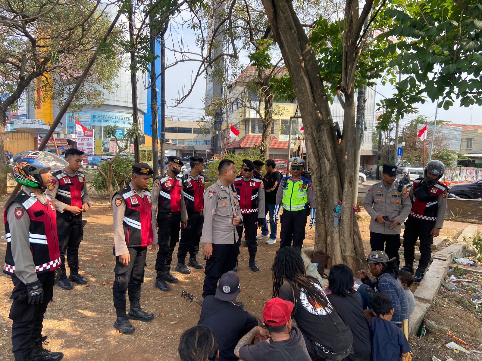 Anggota Sat Samapta Polres Karawang melaksanakan Giat Patroli Siang di Wilayah Hukum Polres Karawang