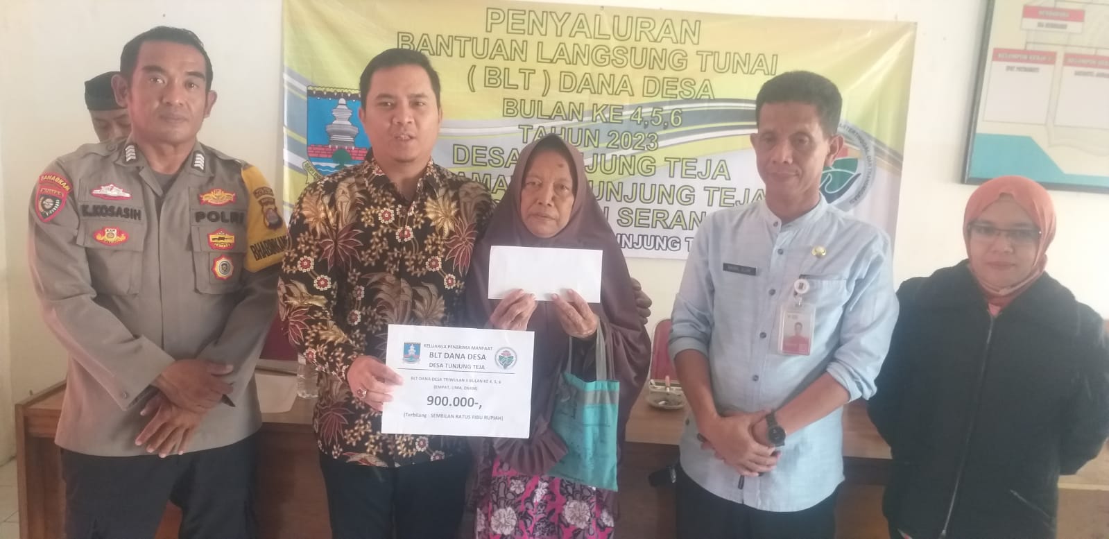 Bhabinkamtibmas Polsek Petir Polres Serang Hadiri Kegiatan Pembagian BLT-DD (Penyaluran Bantuan Langsung Tunai Dana Desa) Tunjung Teja