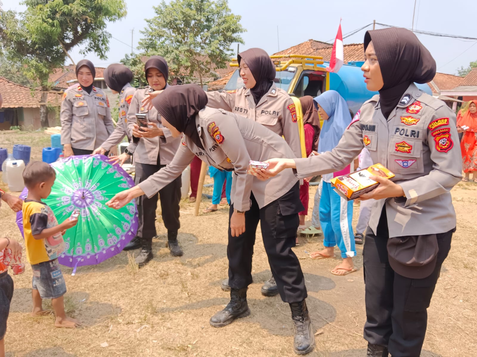 Wujud Hadirnya Polisi di Tengah Masyarakat HUT Polwan Polres Karawang Ke 75 Gelar Baksos dan Distribusi Air Bersih di Tegalwaru