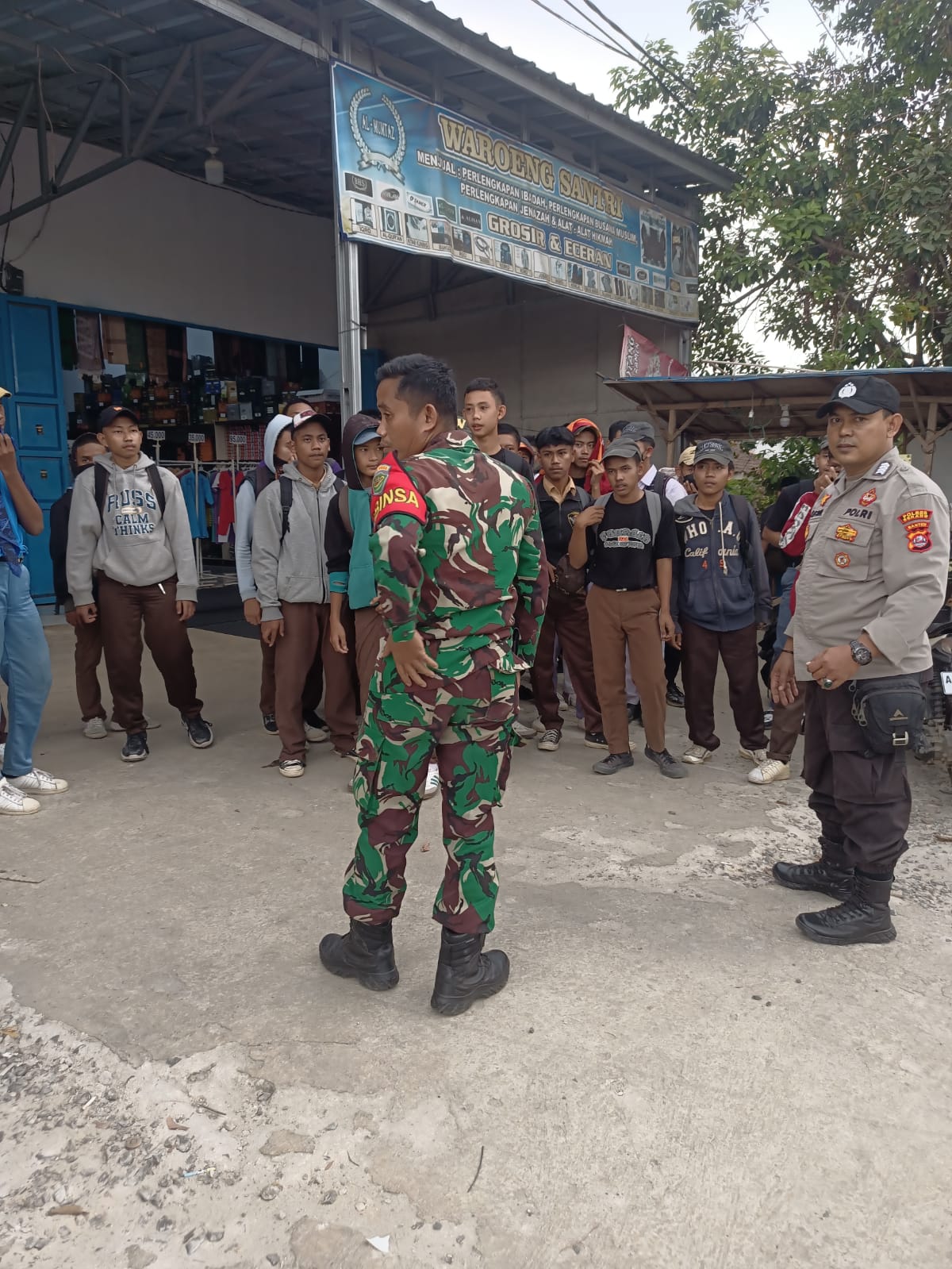 Sinergitas TNI – Polri Melaksanakan Patroli Dialogis dalam rangka Kegiatan Rutin Yang Ditingkatkan (KRYD) Didarkum Polsek Petir Polres Serang