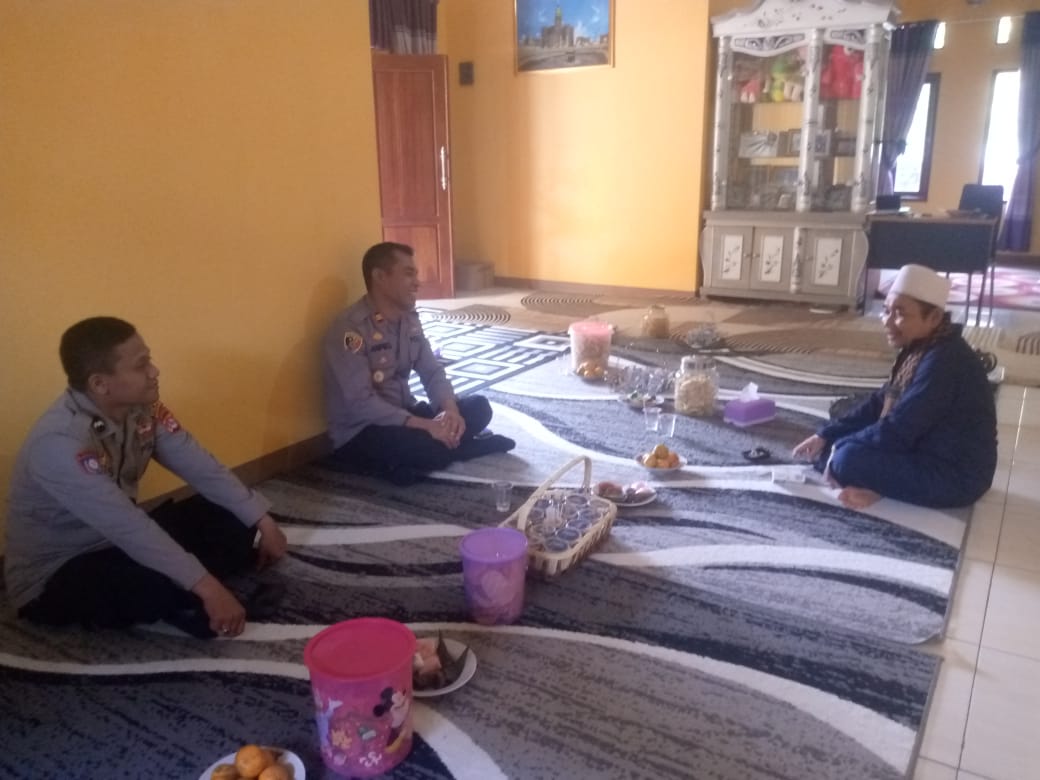 Sambang Ketokoh Agama Pimpinan Ponpes Tebu Ireng 8 Petir Oleh Kapolsek Petir Polres Serang