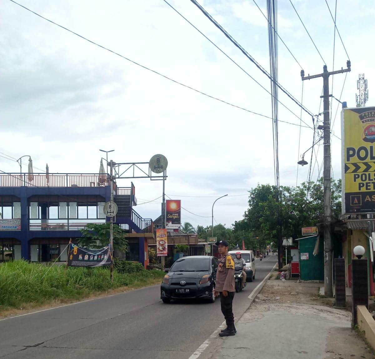 Hadir Dalam Memberikan Terbaik Bagi Pengendara Kendaraan Bermotor Oleh Anggota Polsek Petir Polres Serang