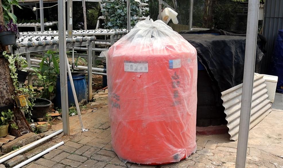 Kasat Resnarkoba Polres Metro Tangerang Kota Meninjau Pembangunan Toren Air Bersih Sumbangan Kapolres Metro Tangerang Kota