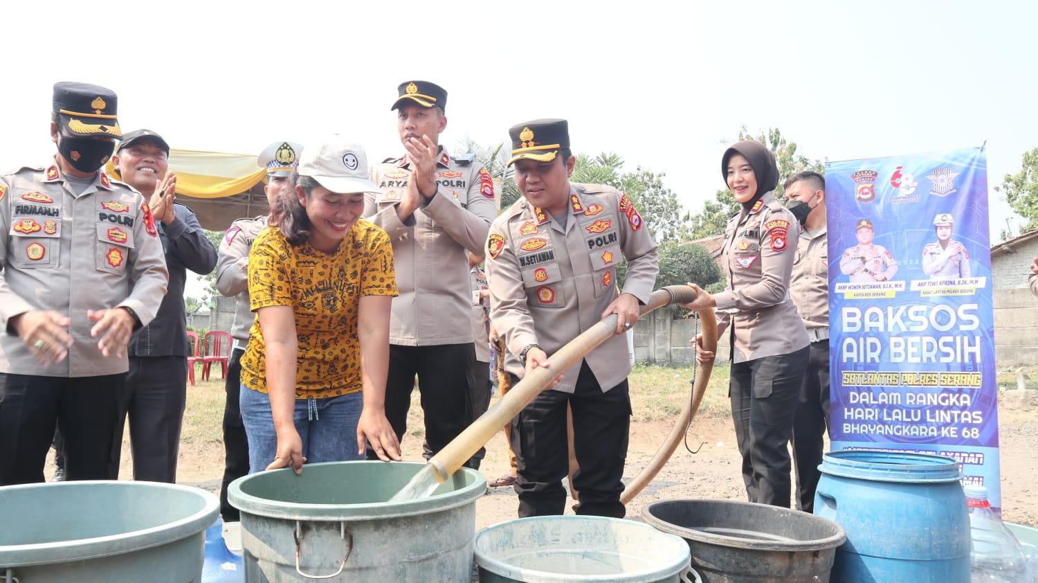 Polres Serang Laksanakan Bhakti Sosial Penyaluran Air Bersih Dampak Kemarau Panjang Kepada Warga Masyarakat
