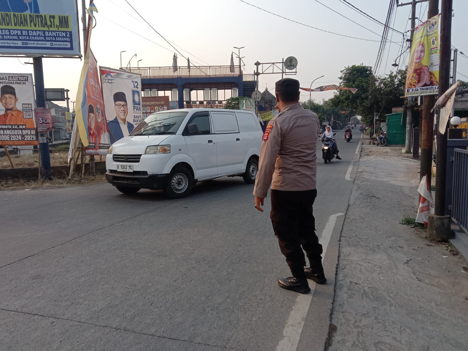 Anggota Polsek Petir Polres Serang Berikan Yang Terbaik Pada Pengendara