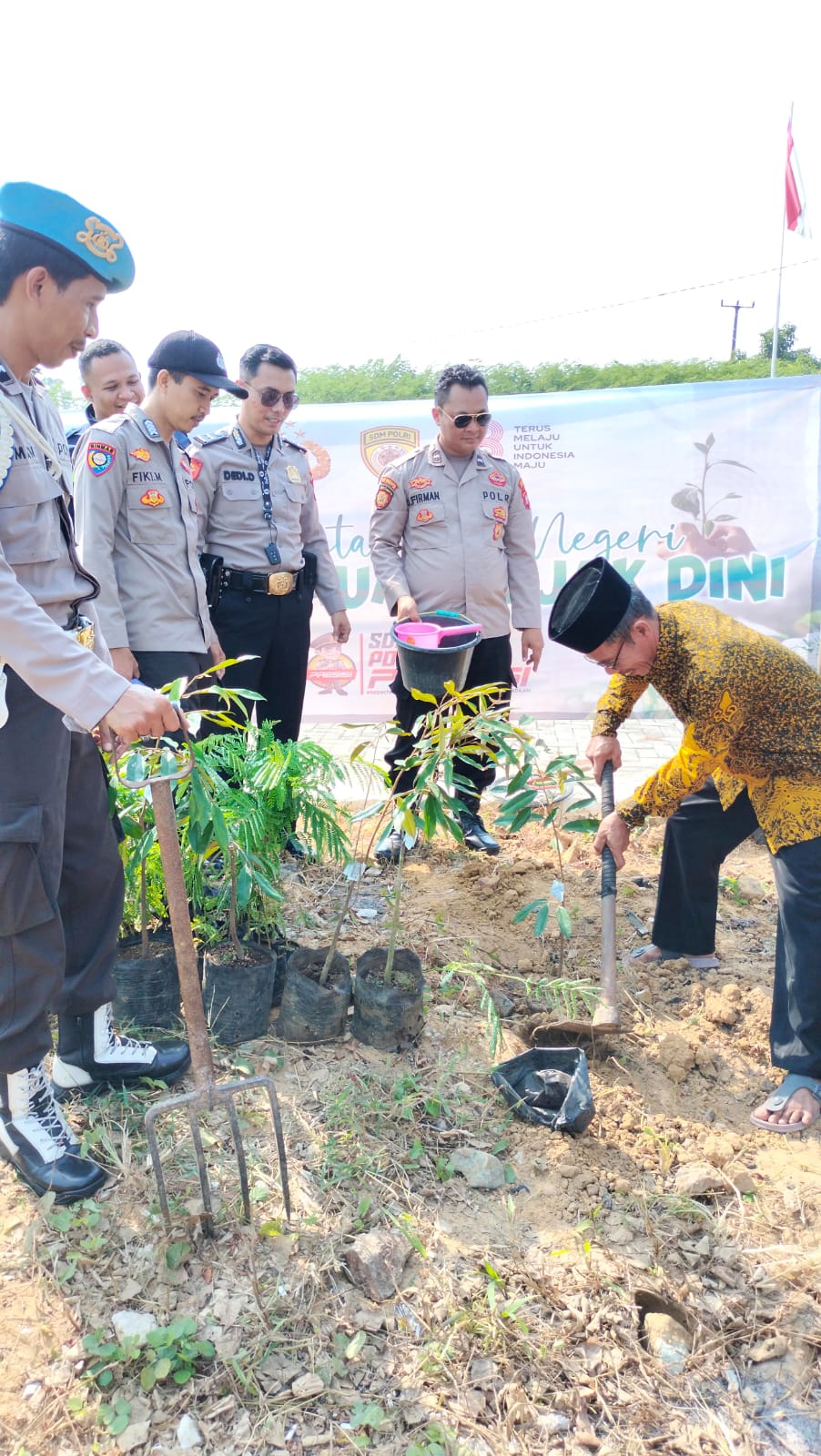 Kegiatan Penanaman Pohon Dalam Rangka Polri Lestarikan Negeri, Penghijauan Sejak Dini Dimako Subsektor Tunjung Teja Polres Serang