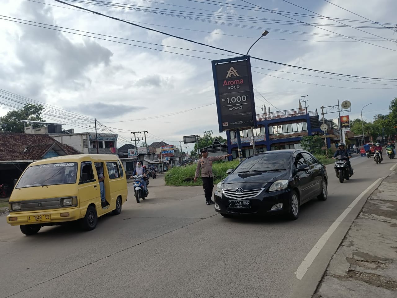 Hadir Dalam Memberikan Terbaik Bagi Pengendara Kendaraan Bermotor Oleh Anggota Polsek Petir Polres Serang