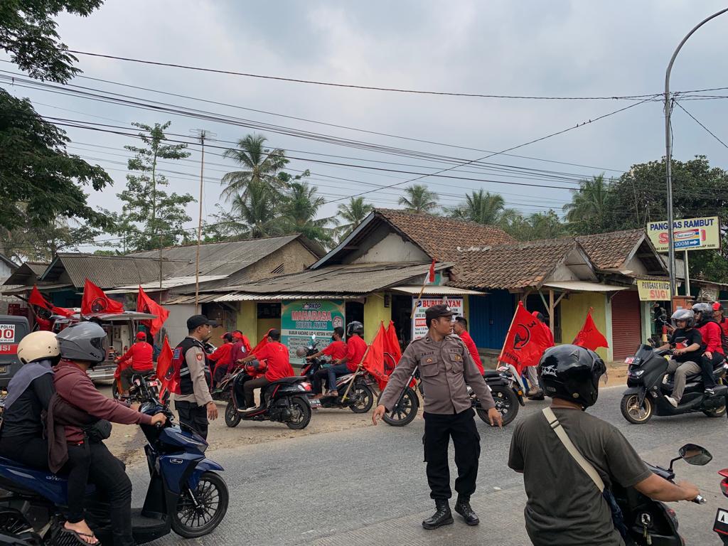 Pengamanan Karnaval Pawai Kirab Pemilu Tahun 2024 Dapil 3 Kab. Serang Oleh Anggota Polsek Petir Polres Serang