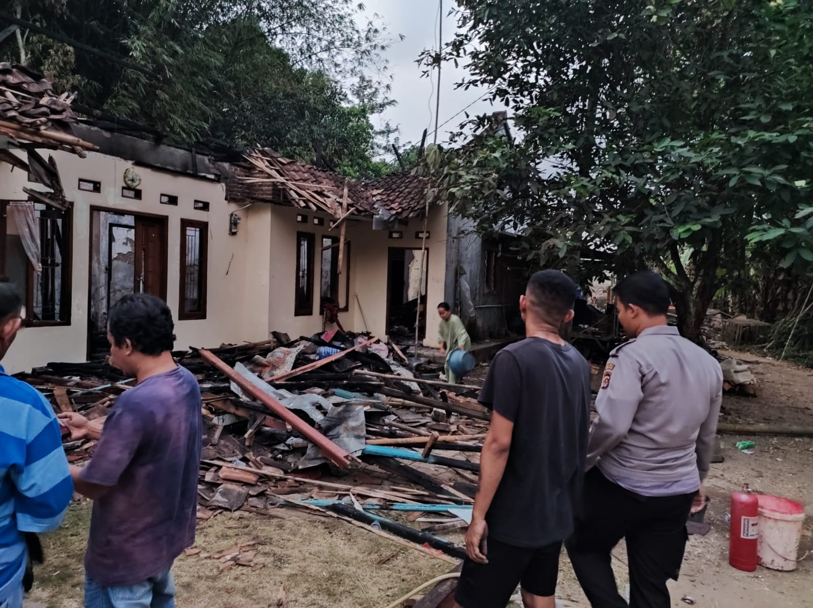 Respon Cepat Anggota Polsek Petir Polres Serang TKP Kebakaran