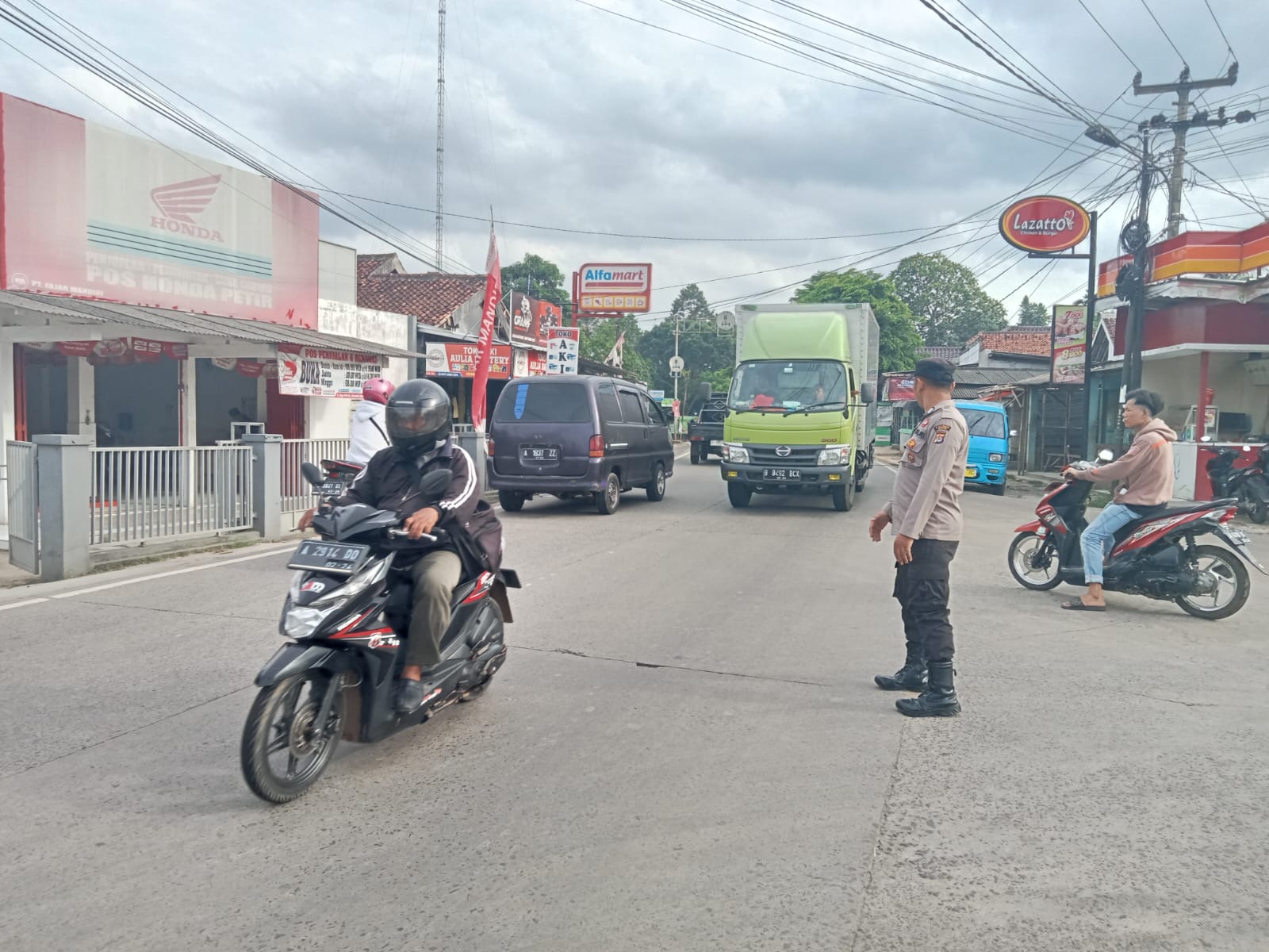 Hadir Dalam Memberikan Terbaik Bagi Pengendara Kendaraan Bermotor Oleh Anggota Polsek Petir Polres Serang