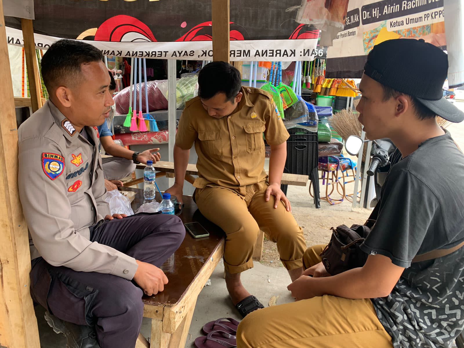 Jurus Jitu Bhabinkamtibmas Polsek Petir Polres Serang Dekat Dengan Masyarakat Dengan Sambang Desa