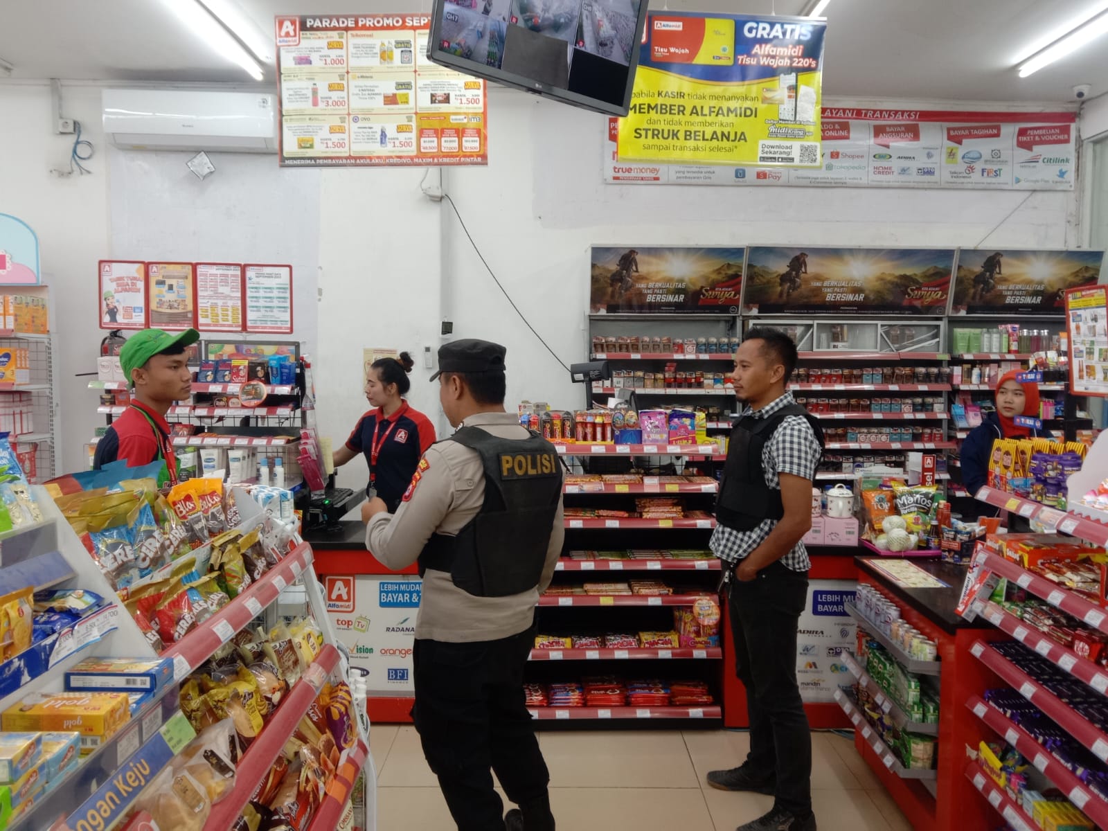Patroli Dialogis KRYD Polsek Petir Polres Serang Dan Beri Himbauan Waralaba Antisipasi Kejahatan