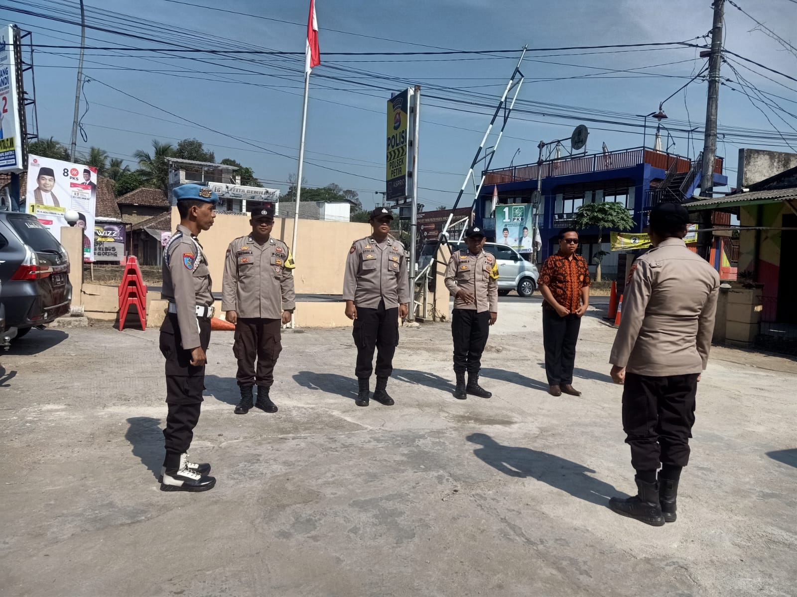 Kanit Binmas Memimpin Apel Pagi dan Cek Anggota Polsek Petir Polres Serang
