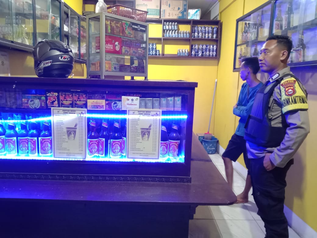 Patroli Dialogis KRYD Oleh Anggota Polsek Petir Polres Serang Ke Warung Jamu