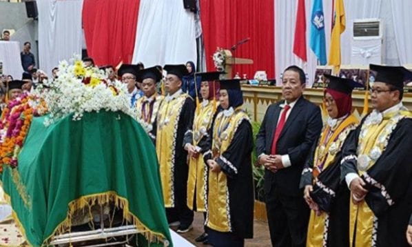 Penghormatan Terakhir Gubernur Lampung Arinal Djunaidi, Rektor Unila Prof. Lusmeilia Afriani dan Civitas akademika Unila melepas jenazah Prof. Sitanala Arsyad