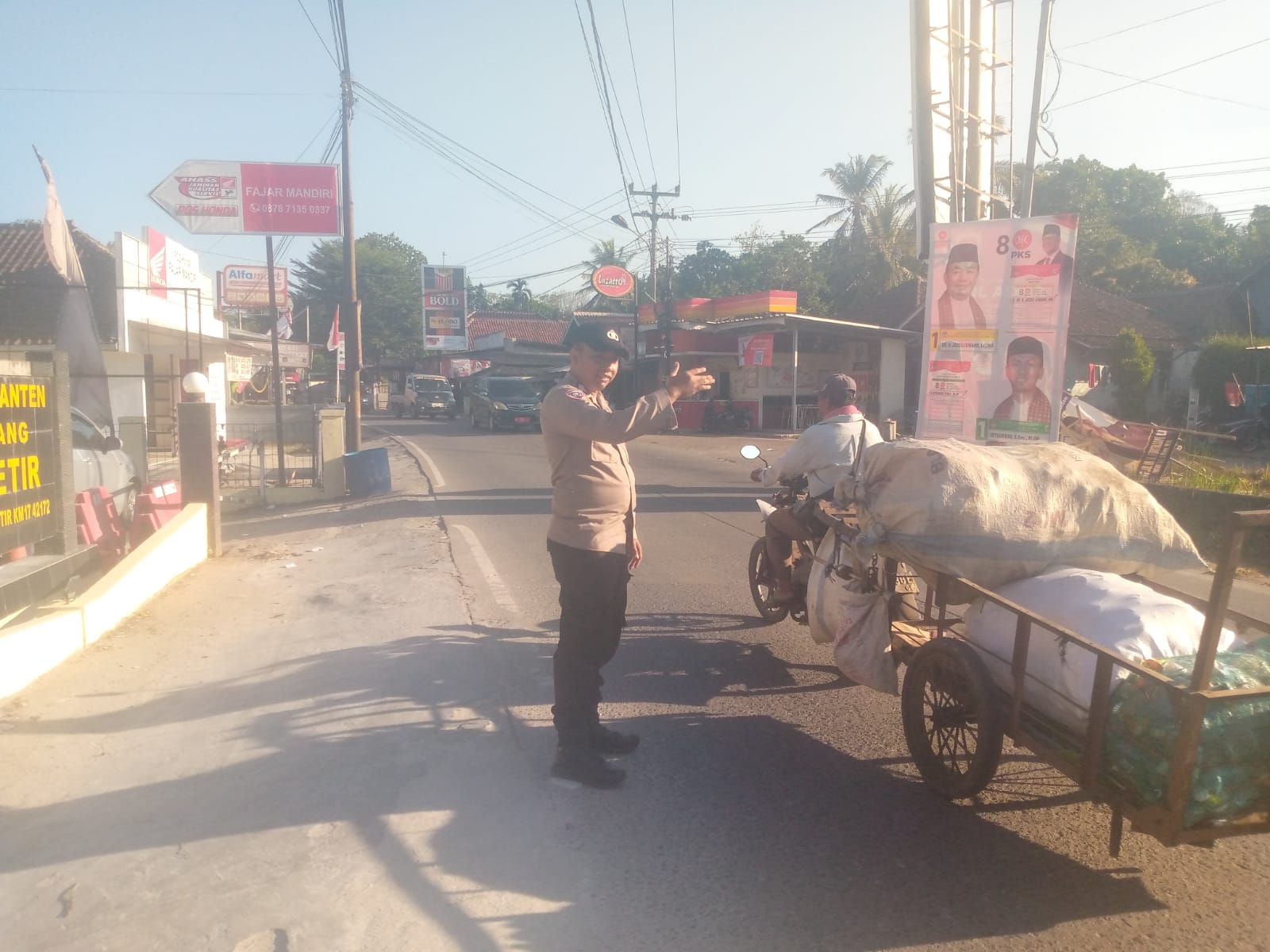 Hadir Dalam Memberikan Terbaik Bagi Pengendara Kendaraan Bermotor Oleh Anggota Polsek Petir