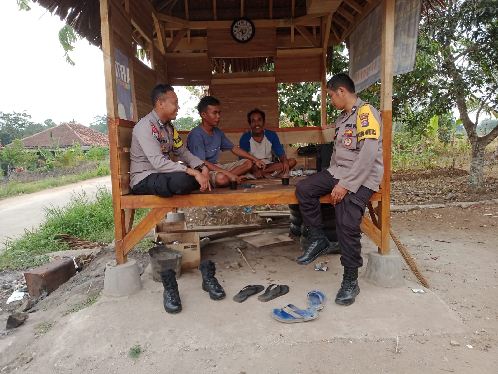 Jurus Jitu Bhabinkamtibmas Polsek Petir Polres Serang Dekat Dengan Masyarakat Melaksanakan Patroli KRYD Dan Sambang Desa