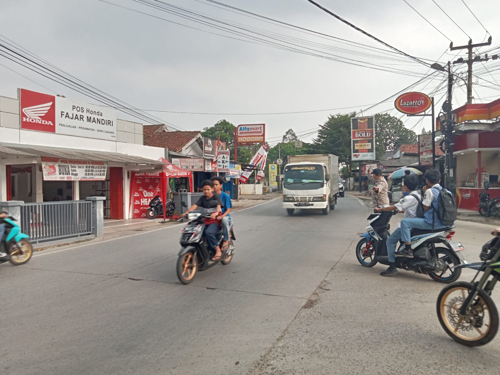 Anggota Polsek Petir Polres Serang Berikan Kenyamanan Pada Pengguna Jalan Raya 