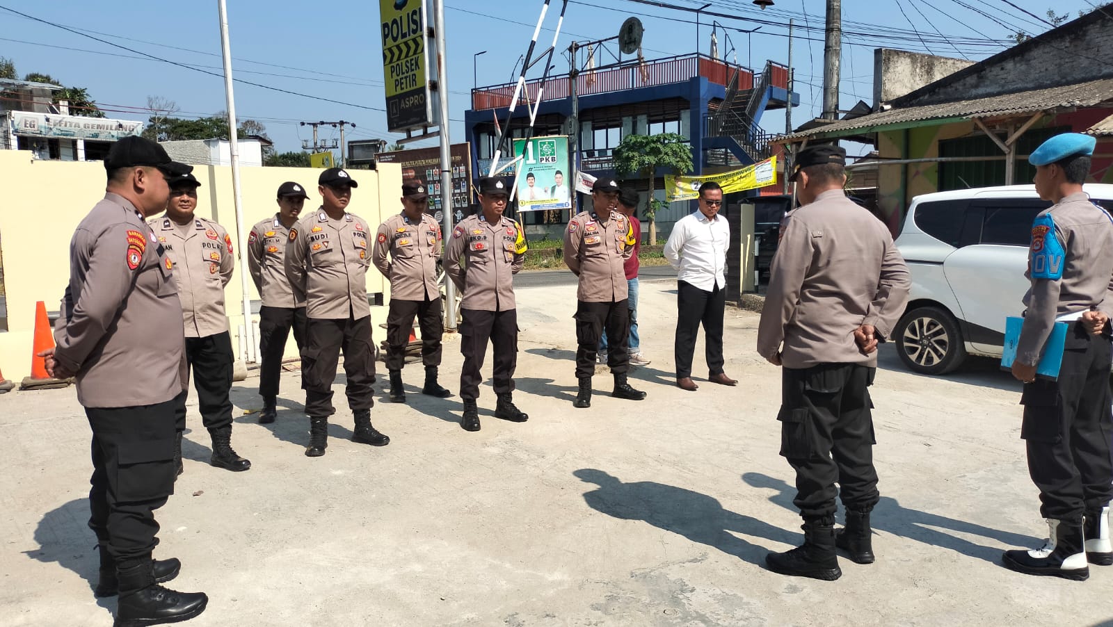 Kapolsubsektor Tunjung Teja Mengambil Apel Pagi dan Cek Anggota Polsek Petir Polres Serang