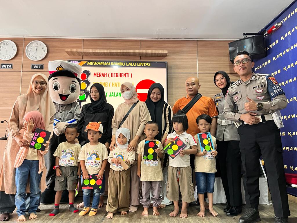 Keceriaan Anak Usia Dini saat Bermain Bersama Satlantas Polres Karawang
