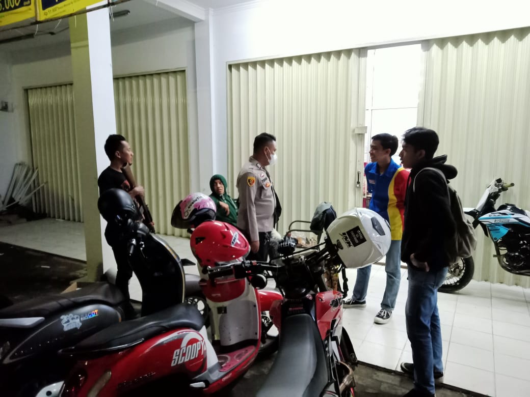 Cegah Kriminalitas Darkum Polsek Petir Dengan Patroli Dialogis KRYD dan Kontrol Waralaba Serta Beri Himbauan Kamtibmas