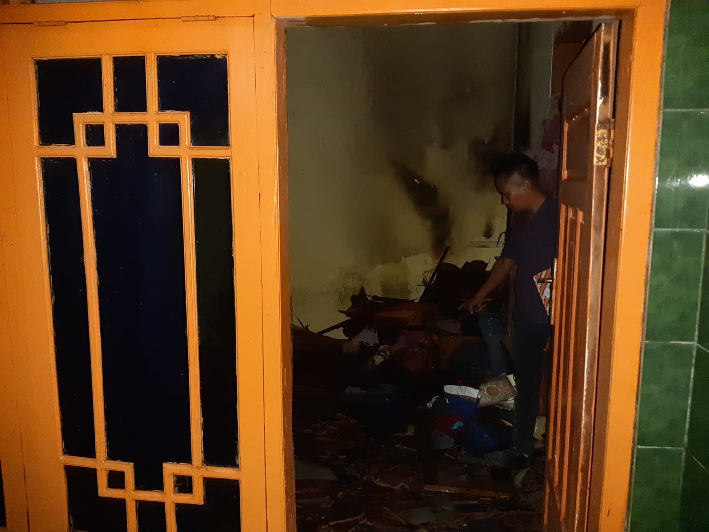 Respon Cepat Anggota Polsek Petir Polres Serang TKP Kebakaran Rumah