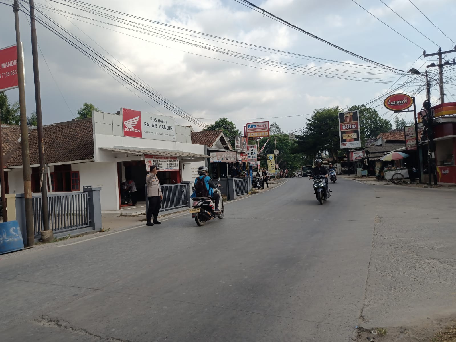 Berikan Yang Terbaik Bagi Pengendara Kendaraan Bermotor Oleh KA SPK Polsek Petir Hadir Dengan Strong Poin Sore