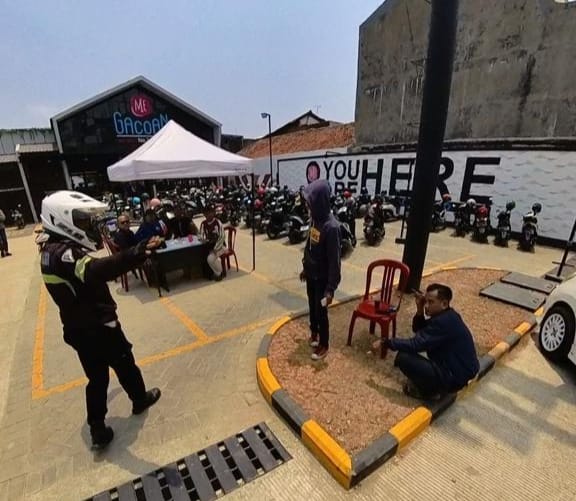 Parkir di Badan Jalan, Satlantas Polres Karawang Tertibkan Pengelola Parkir