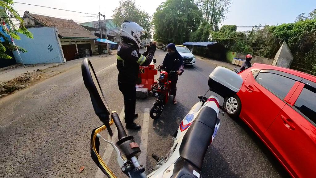 Pakai Sepeda Listrik di Jalan Raya! Satlantas Polres Karawang Berikan Teguran Humanis