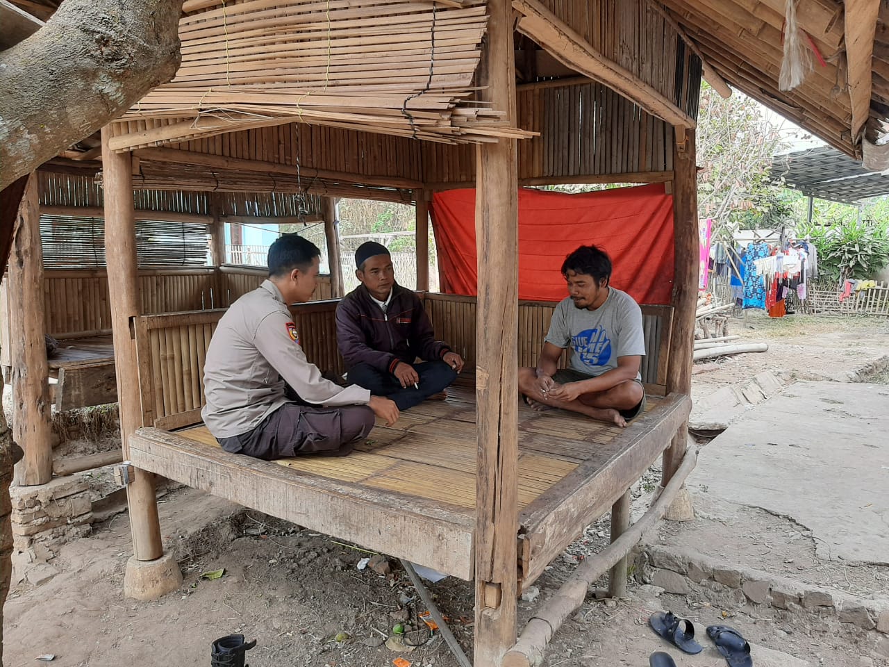 Sambang Masyarakat Dengan Obrolan Santai Oleh Bhabinkamtibmas Subsektor Tunjung Teja Polsek Petir
