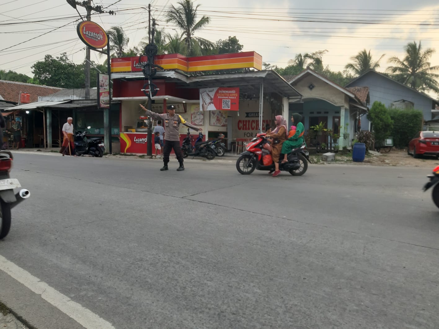 Hadir Dengan Strong Poin Sore, Anggota Polsek Petir Berikan Pelayanan Yang Terbaik Bagi Pengendara Bermotor