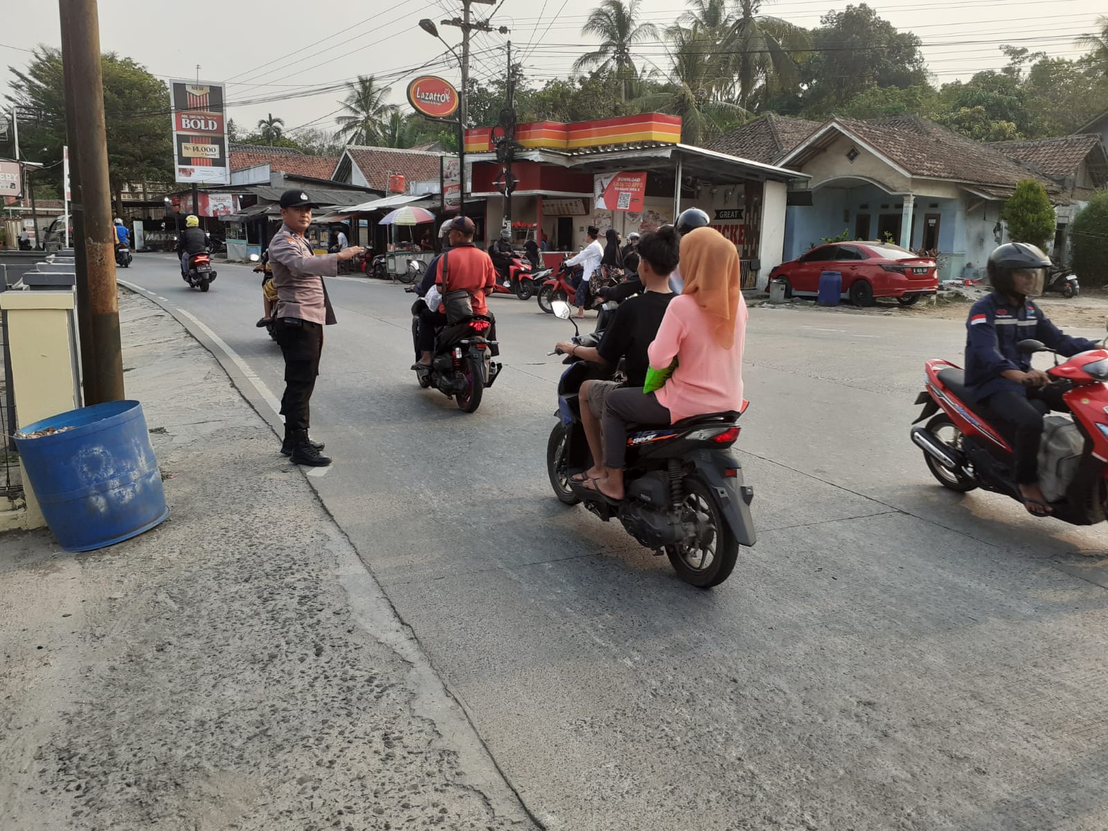 KA SPK Polsek Petir Polres Serang Melaksanakan Strong Poin Pagi Dengan Pengaturan Arus Lalin