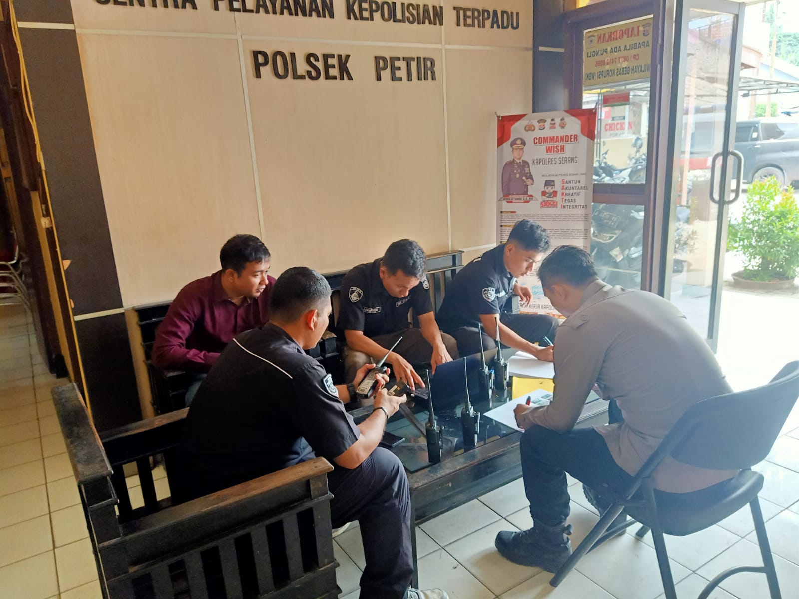 Kasium Polsek Petir Mendampingi TI Polres Serang Dalam Mengecek Alat Komunikasi Berupa HT