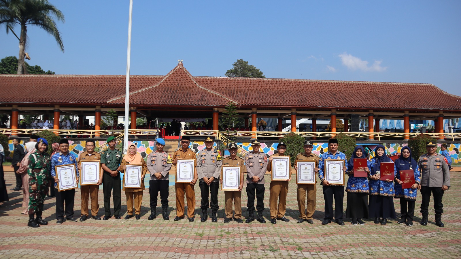 Kapolres Pandeglang Memberikan Penghargaan kepada Delapan Camat Berdedikasi dalam Membantu Tugas Polisi
