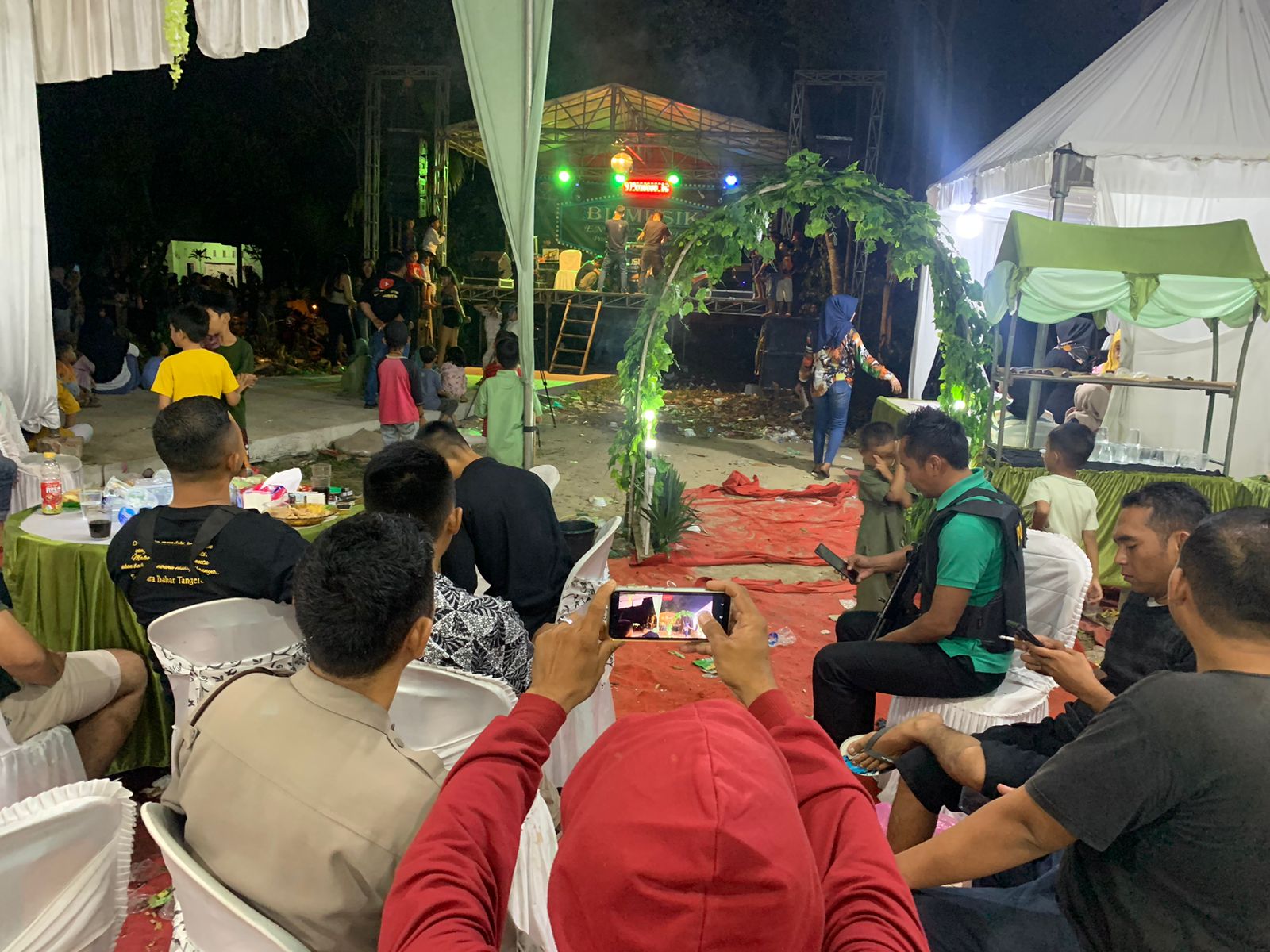 Anggota Polsek Petir Polres Serang Melaksanakan Pengamanan Giat Hiburan Masyarakat