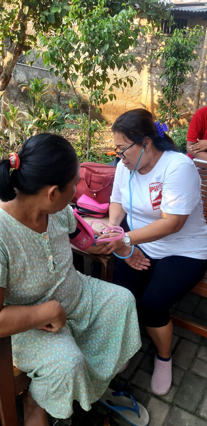 Sri Endang Saragih Caleg PSI Dapil 4 DPRD Kota Bekasi Aksi Sosial Cek Gula Darah Gratis