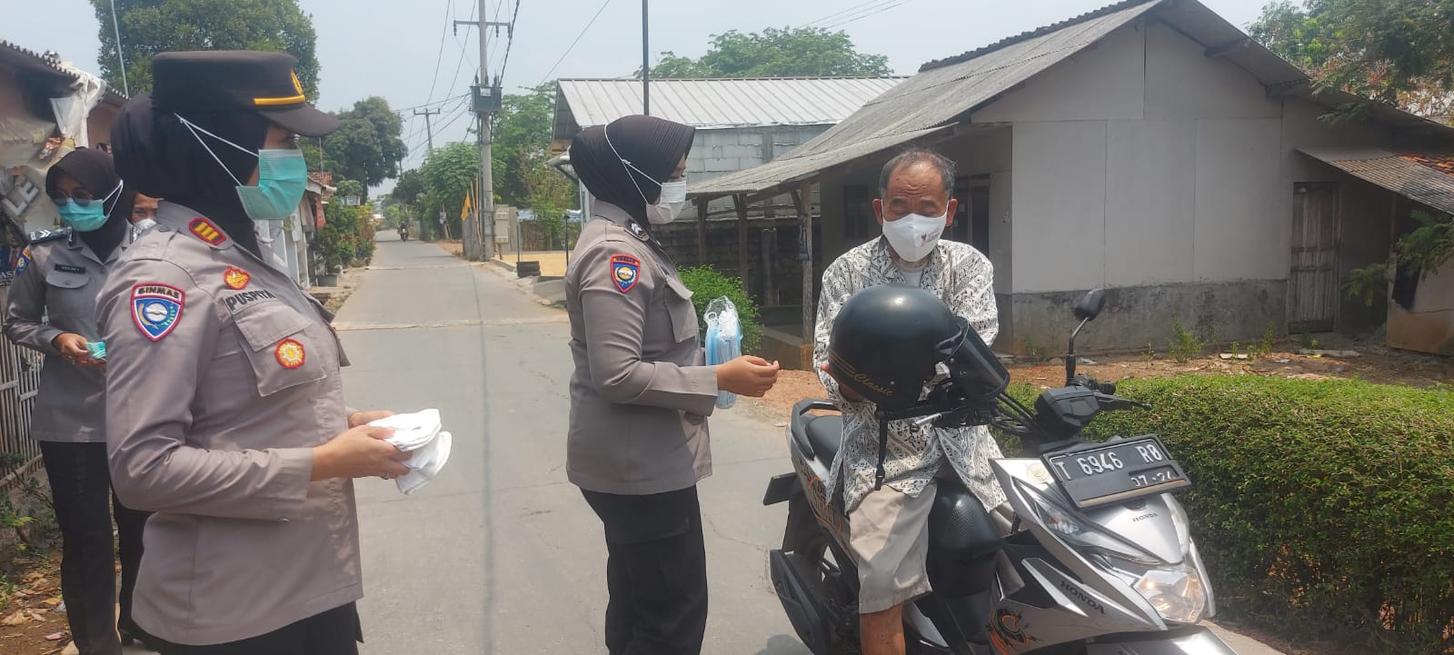 Polres Karawang Bagikan Masker Dan Suplemen Vitamin Untuk Warga Terdampak Kebakaran di Jalupang