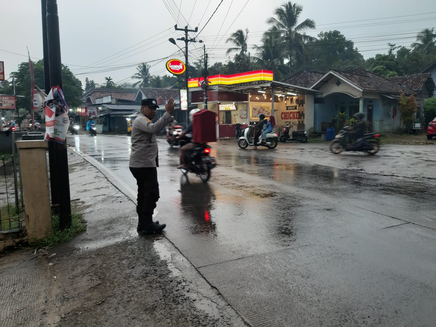 KA SPK Polsek Petir Polres Serang Hadir Dengan Strong Poin Sore Tekan Angka Kecelakaan Seusai Turun Hujan