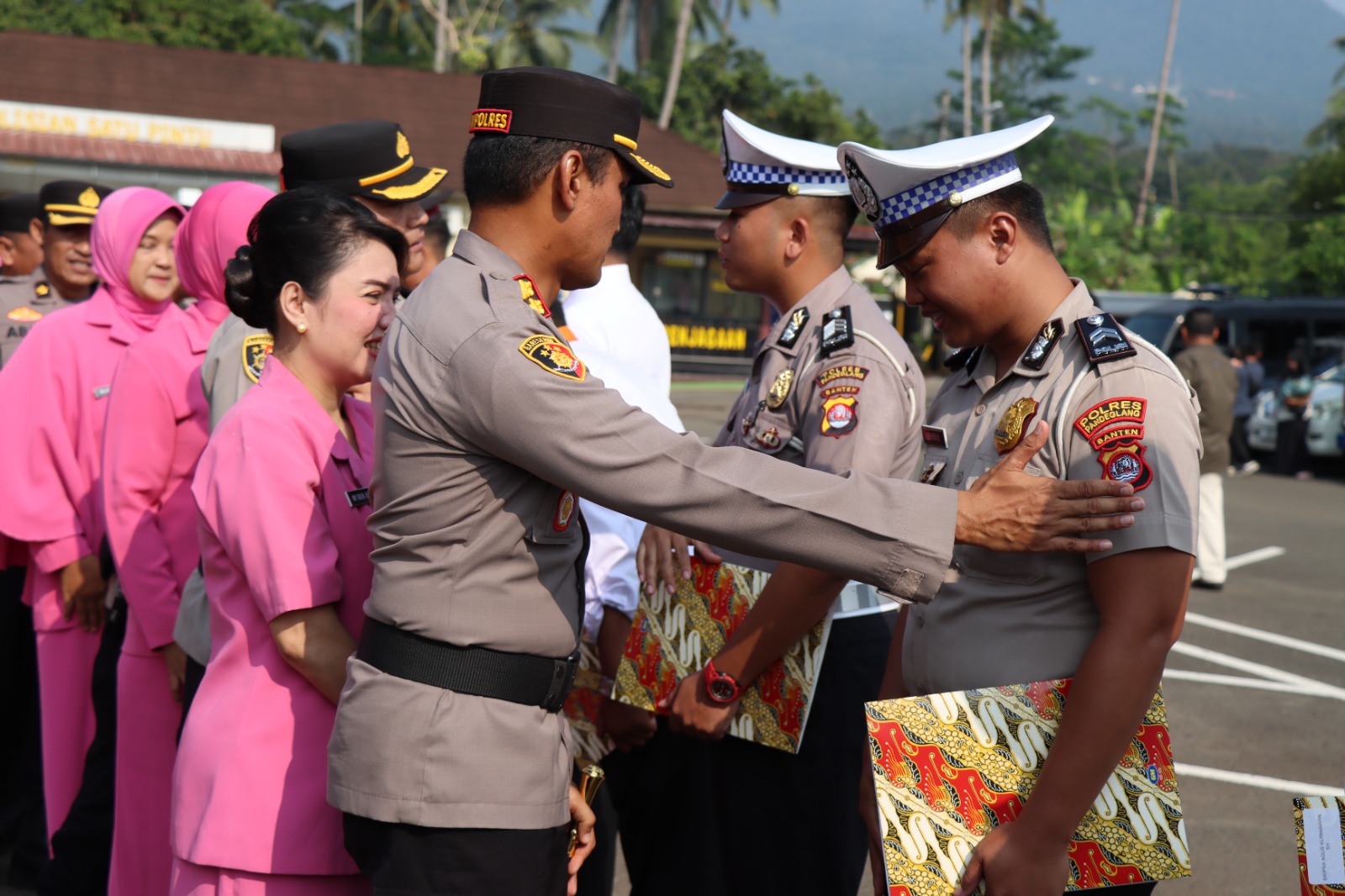 Kapolres Pandeglang Berikan Penghargaan kepada Personel dan Masyarakat Berprestasi