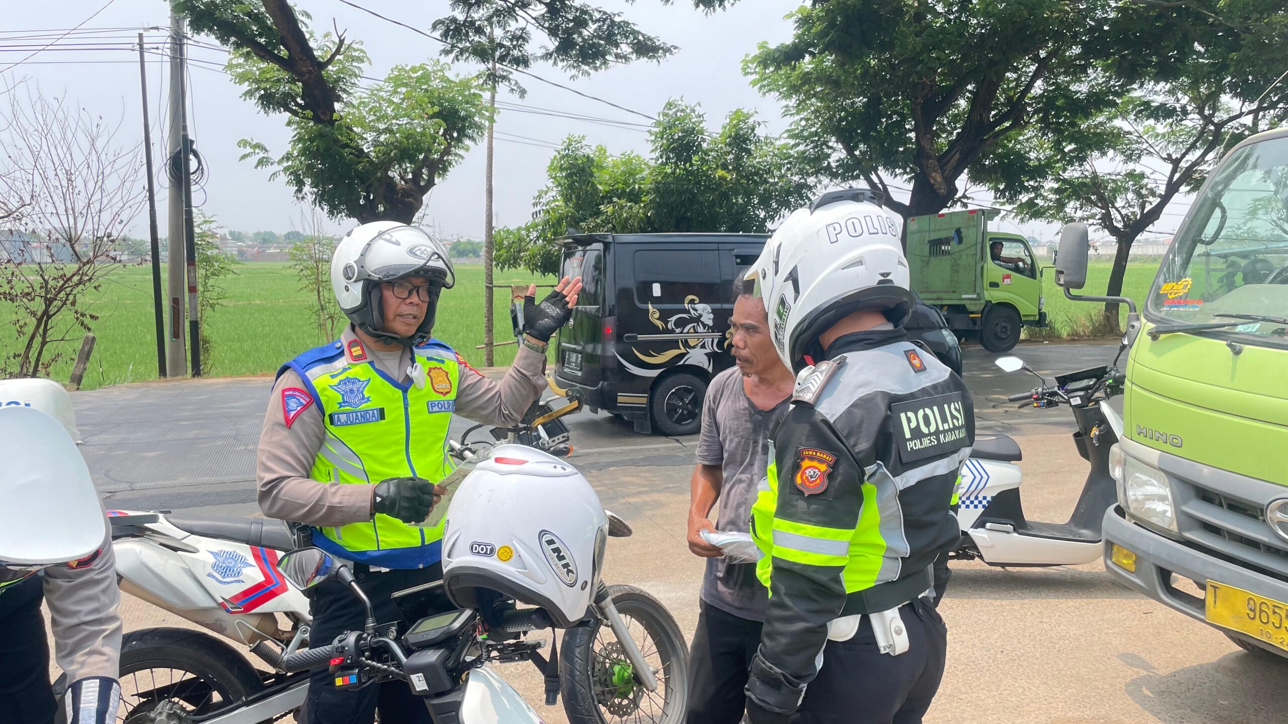 Satlantas Polres Karawang Tertibkan Badan Jalan dari Parkir Kendaraan