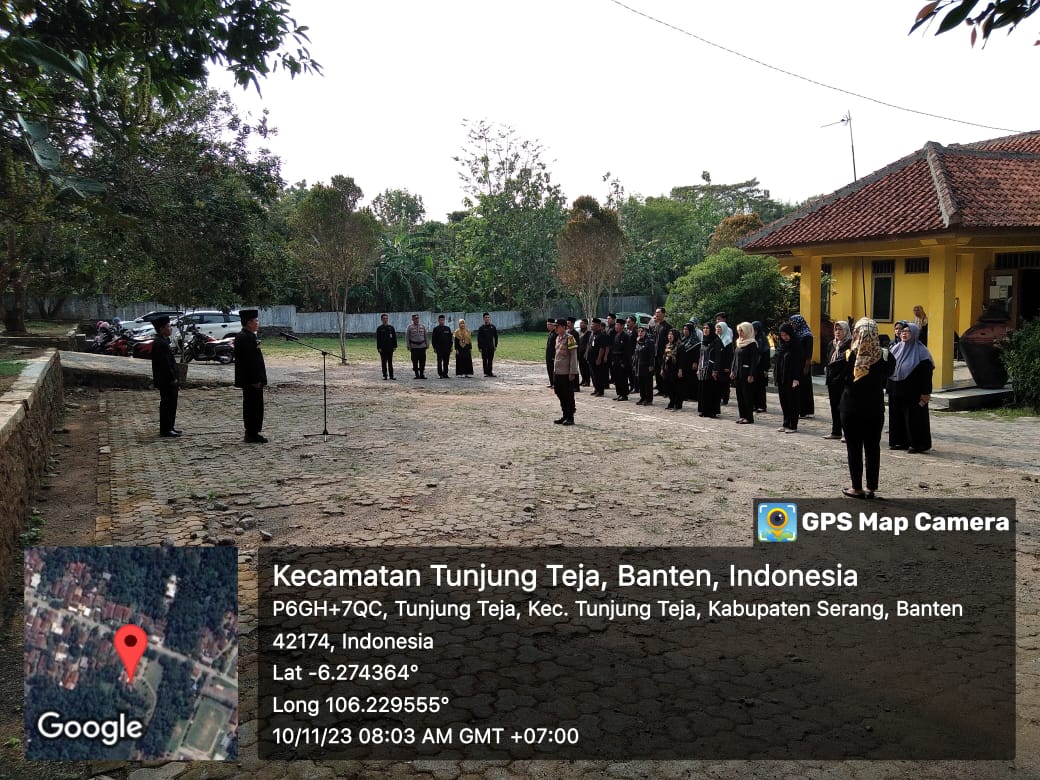 Anggota Polsek Petir Polres Serang Menjadi Komandan Upacara Dalam Memperingati Hari Pahlawan Di Kecamatan Tunjung Teja