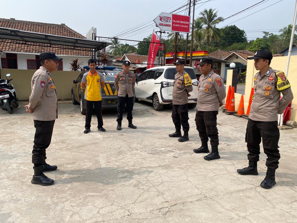 Kanit Binmas Memimpin Apel Pagi Dalam Menyampaikan Arahan Pimpinan Di Mako Polsek Petir Polres Serang
