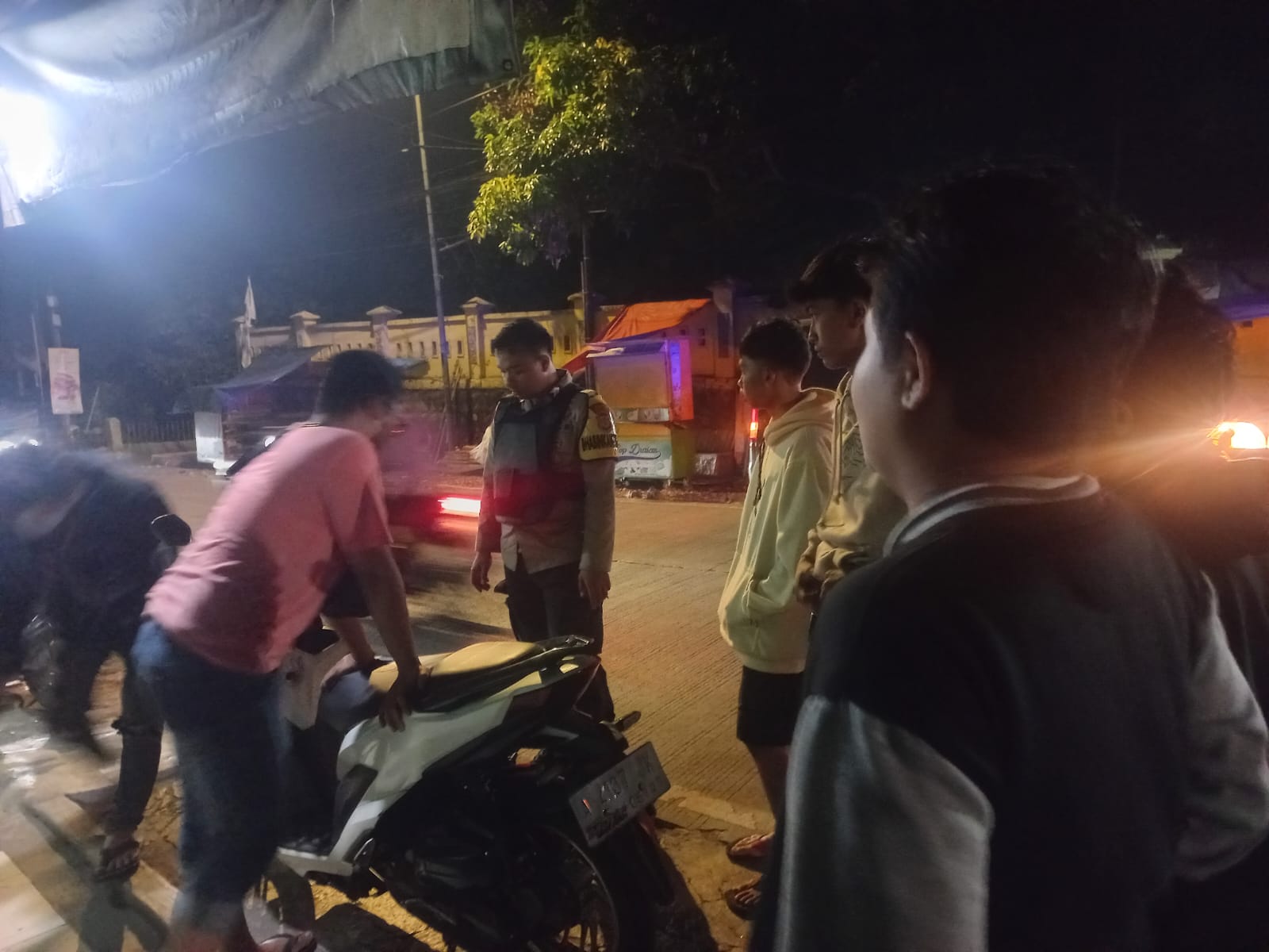 Piket Pawas Polsek Petir Polres Serang Dalam Antisipasi Kriminalitas dan Balapan Liar Melaksanakan Patroli Dialogis KRYD