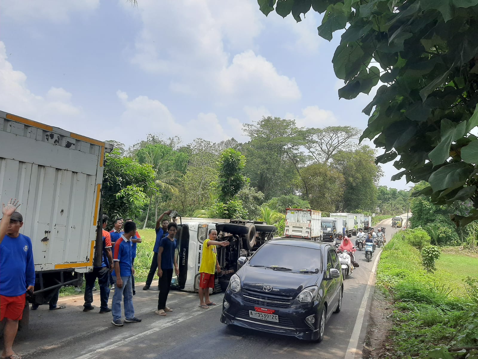 Truk Box Kebalik Ditengah Jalan, Anggota Polsek Petir Polres Serang Go Lokasi