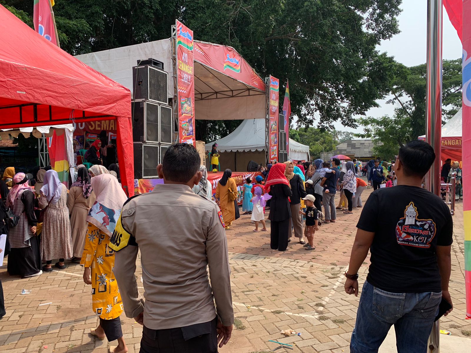 Anggota Polsek Petir Polres Serang Melaksanakan Pengamanan Gebyar Indomie Di Alun-alun Petir