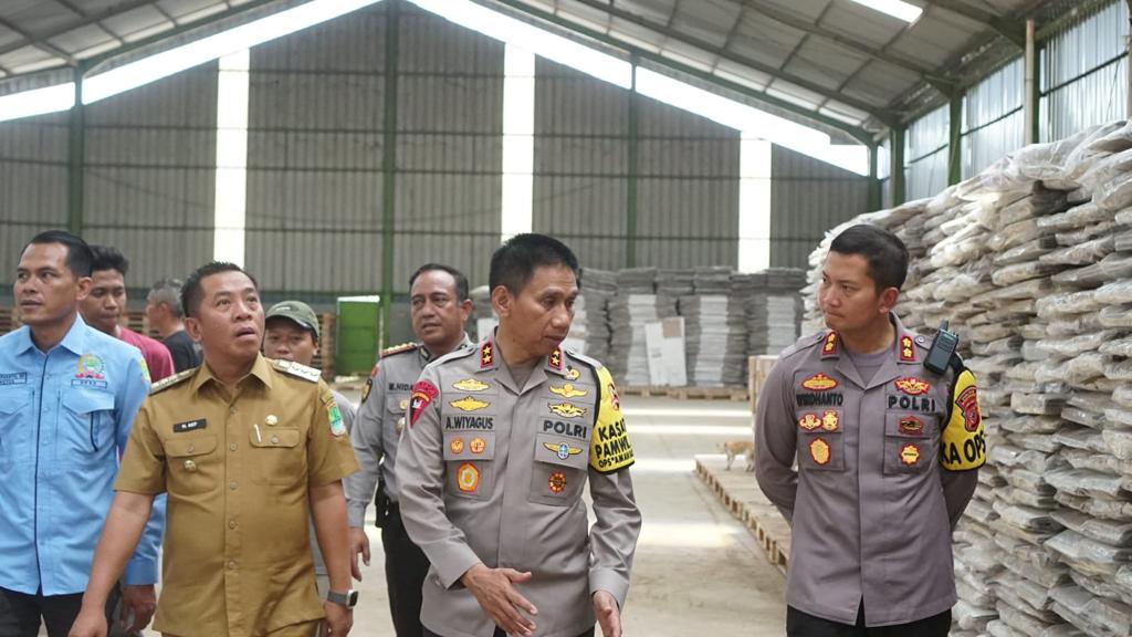 Kapolda Jabar Kunjungi Gudang Logistik KPU di Karawang
